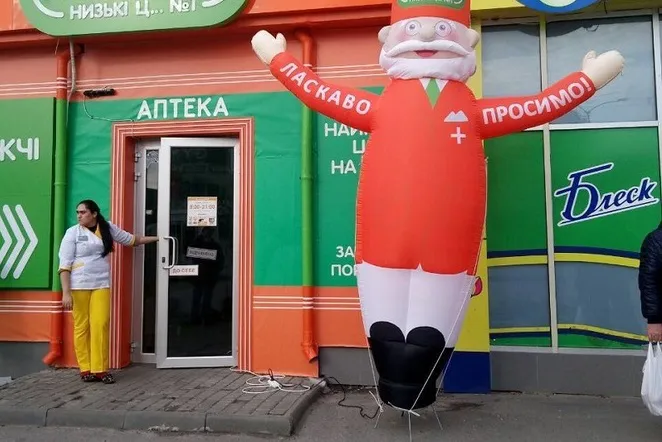 Більше не махатимуть: у Луцьку демонтують надувні рекламні засоби