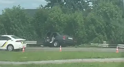 У Луцьку на Ківерцівському мосту автівка злетіла з дороги (відео)