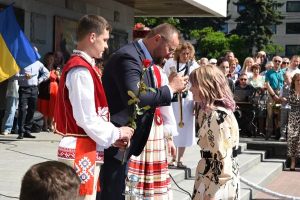 160 золотих та 43 срібних: у Луцьку вручили медалі випускникам (фото, відео)