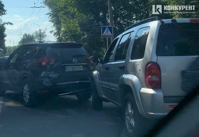 У Луцьку на Глушець затор: зіткнулися два джипи (фото)