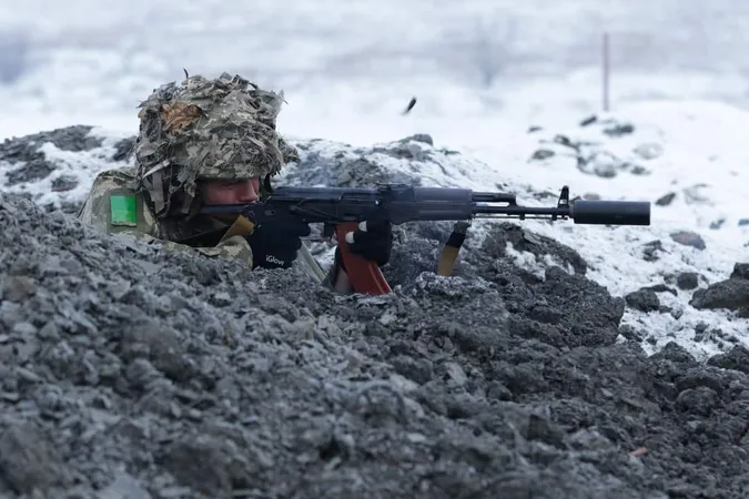 Ворог перегруповується і веде наступ на 5 напрямках, – Генштаб