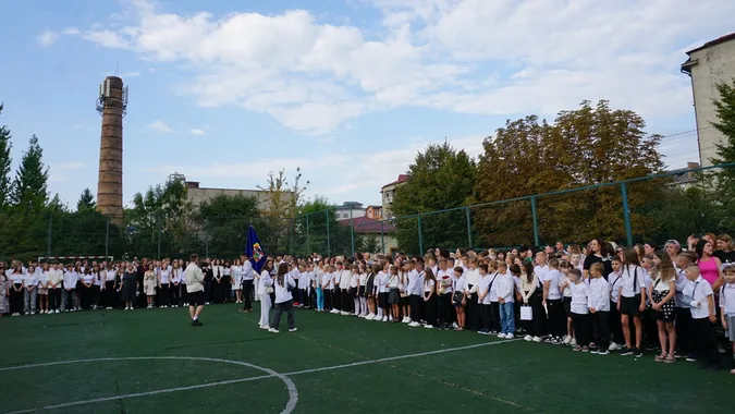 Як відзначили перший дзвоник у Луцькому ліцеї №9 (фото)