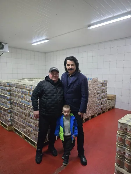 Павло Зібров наївся тростянецьких ковбас: чи сподобались вони співаку (фото)