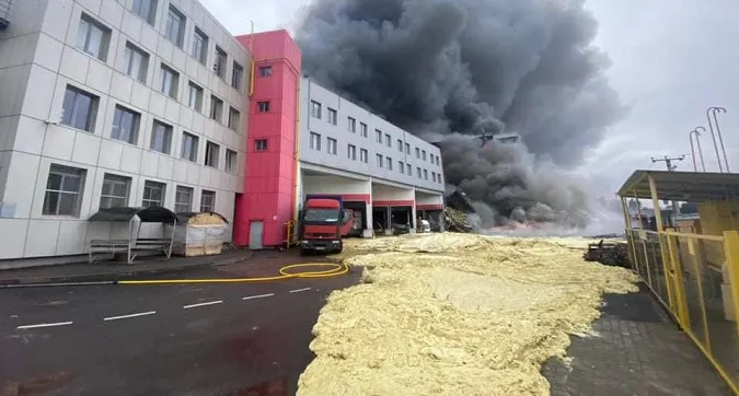 Під Києвом снаряд влучив у склад з монтажною піною (фото)