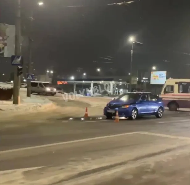 У Луцьку на Карпенка-Карого – ДТП за участі автобуса та легковика (фото)