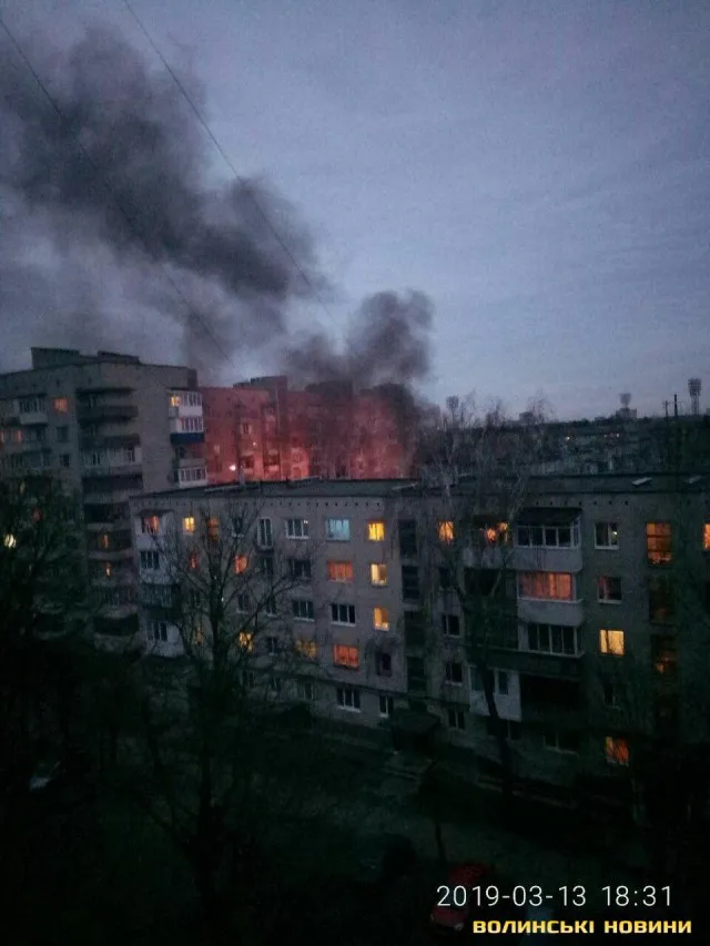 У Луцьку загорілося авто біля багатоповерхівки (фото)