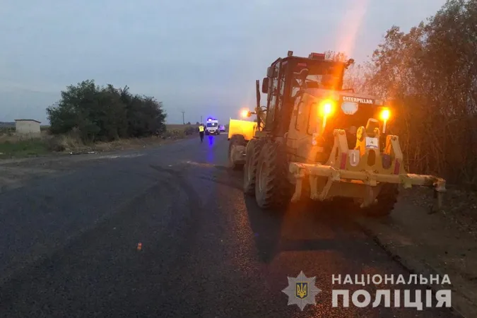 На Волині «ВАЗ» зіткнувся із грейдером: легковик зім’ятий, водій і пасажири – в лікарні (фото)