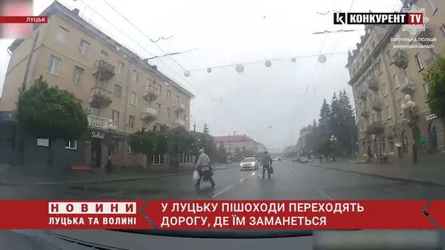 Не цінують свого життя: у Луцьку пішоходи переходять дорогу, де їм заманеться (відео)