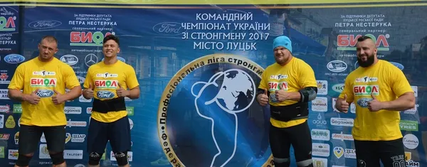 На камеру позували...