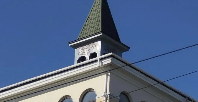 У Ковелі діти розмалювали вокзал дивними знаками, «бо було сумно» (фото)