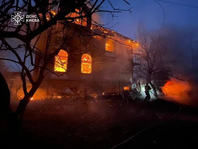 Атака росіян: у Києві палають дві багатоповерхівки (фото)