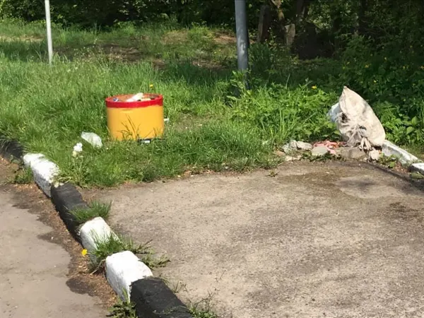 На в’їзді до Ківерців вандали понівечили зупинку (фото)