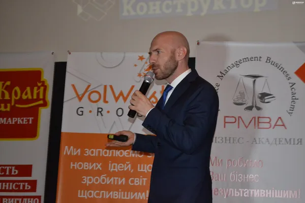 Харизматичний Кирило Куницький  «засипав» учасників яскравими прикладами у своїй презентації
