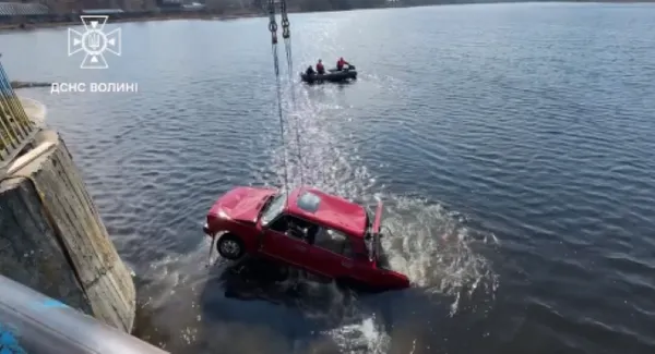 Автомобіль, піднятий з річки в Ковелі, – крадений: водолази обстежують дно (фото)