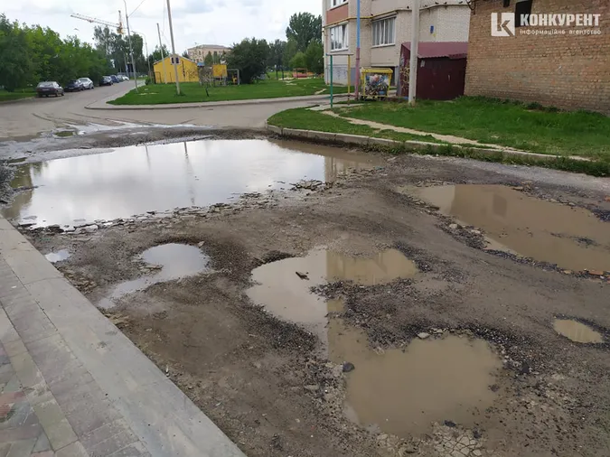 Ані пройти, ні проїхати: лучани просять відремонтувати вулицю Зацепи (фото)