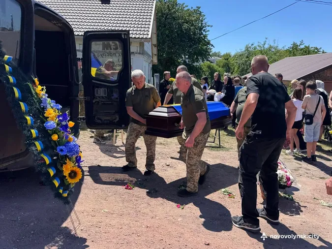 У Нововолинській громаді попрощались із 45-річним Героєм Василем Зарембою (фото)