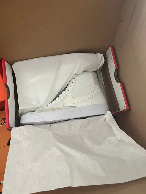 В «Ягодині» серед гуманітарки знайшли 262 пари кросівок Nike (фото)