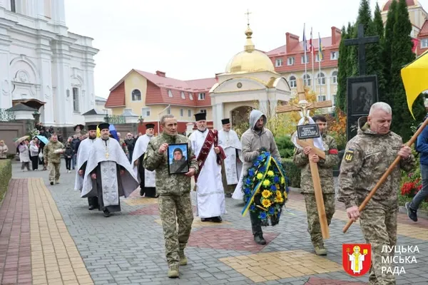 Залишилася трирічна донька: у Луцьку провели в останню дорогу воїна Артема Тютюнника (фото)