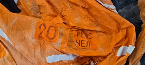 У морі виловили дірявий пліт з речами моряків із затонулого крейсера «Москва» (фото, відео)