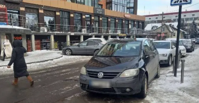 У Луцьку муніципали оштрафували водія за паркування на «зебрі» (фото)