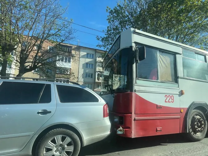 У Луцьку тролейбус «наздогнав» на світлофорі «шкоду» (фото, відео)