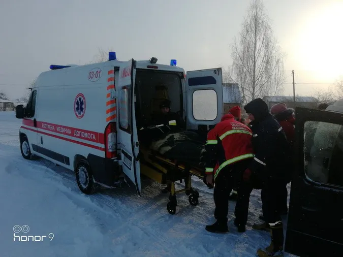 На Волині жінку з підозрою на інфаркт пожежники підвозили до «швидкої», бо та застрягла