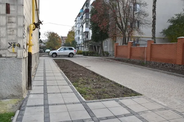 Як ремонтують прибудинкові території у Луцьку (фото)