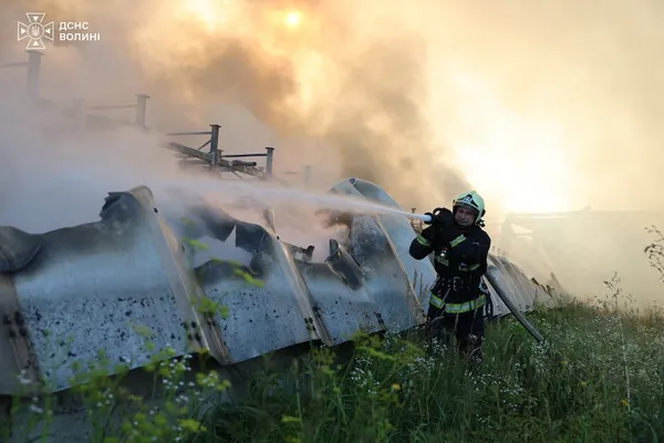 Чорний дим у небі і 30 рятувальників: під Луцьком спалахнула масштабна пожежа (фото)