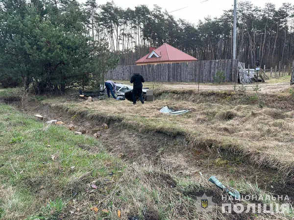 Пробило колесо: на Волині авто злетіло у кювет і перекинулося – постраждав пасажир (фото)