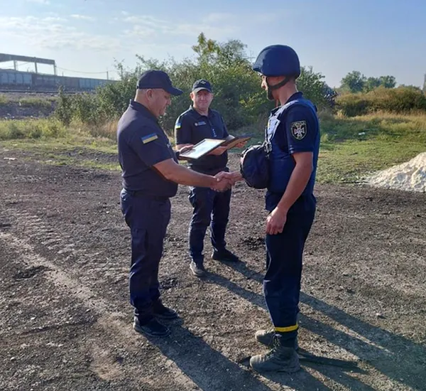 Волинським піротехнікам, які працюють на Донеччині, вручили відзнаки та чергові звання (фото)