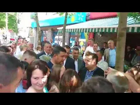Лучани «селфяться» з Гройсманом на Театральному майдані (фото, відео)