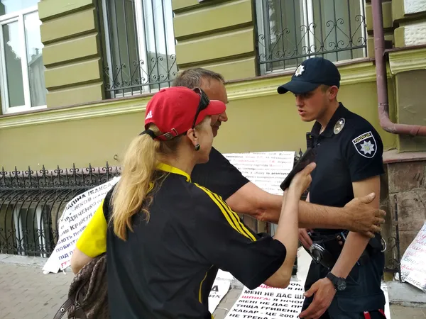 У Луцьку до пікетувальників прокуратури викликали патрульних (фото)