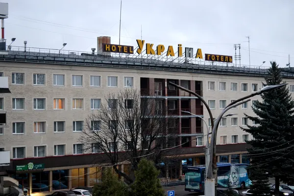 На готелі в центрі Луцька відвалилася літера (фото)