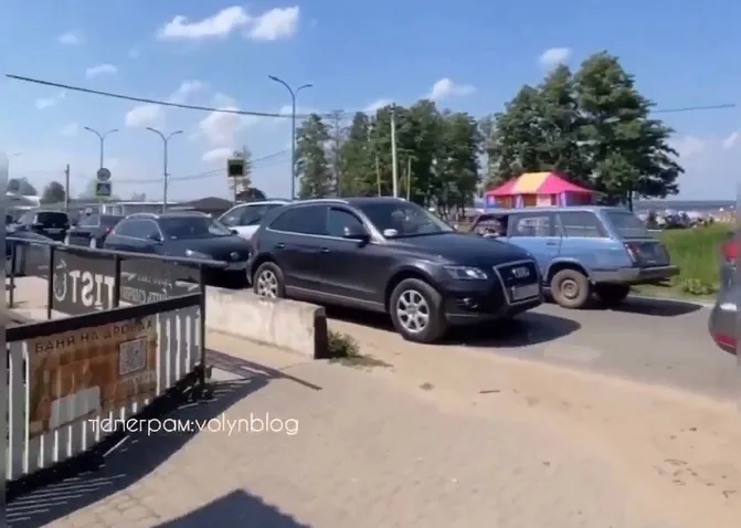 Ніде яблуку впасти: на Світязі – величезна автотягучка (відео)