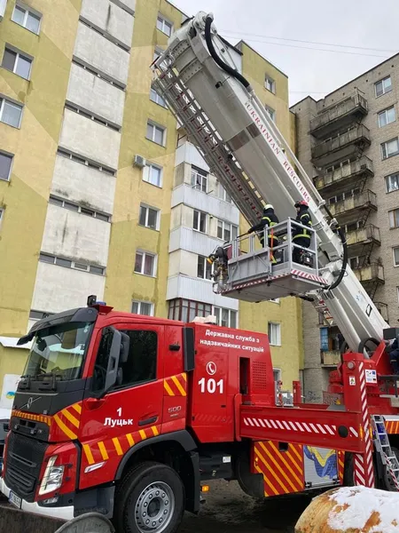 У Луцьку рятувальники визволяли з зачиненої квартири на п'ятому поверсі дворічну дитину (фото)