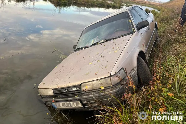 На Хмельниччині п'яний викрав за ніч два авто: одне втопив, інше – розбив (фото)