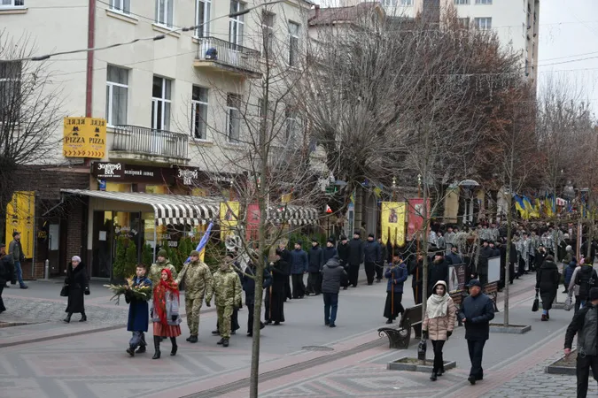 Хрест зі свічок і панахида: лучани вшанували жертв голодоморів (фото)