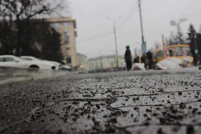 Лучан попередили про слизьку небезпеку на дорогах: у чому справа