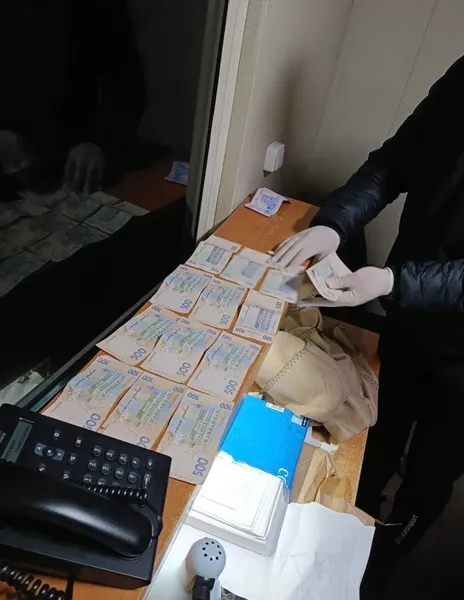 100 тисяч за зміну: на Волині митника взяли на хабарі (фото)