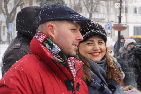 Свято єднання: у Луцьку розгорнули довжелезний стяг у День Соборності (фото, відео)