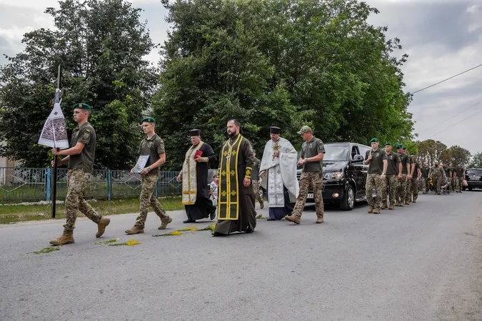 💔На Хмельниччині в останню дорогу провели молодого офіцера Волинського прикордонного загону Артема Кедруна