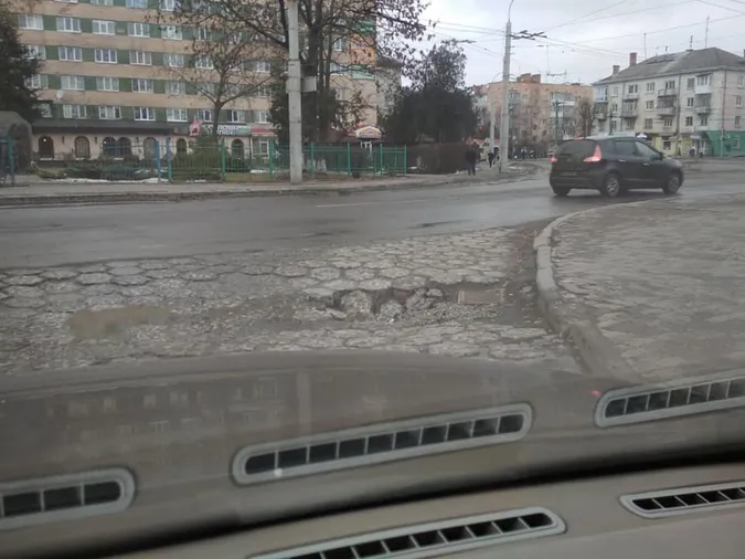 У Луцьку на Драгоманова провалилася бруківка (фото)