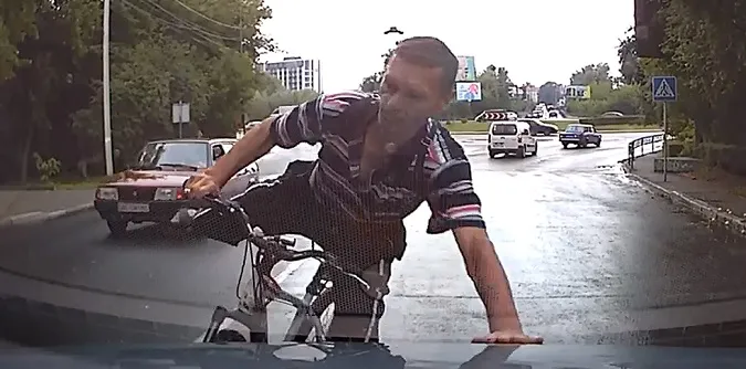 У Луцьку неадекватний велосипедист ледь не потрапив під колеса (відео)