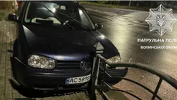 У Луцьку вночі п'яний на VW протаранив паркан біля «Фелічіти» (фото, відео)