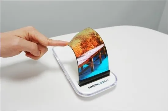 Samsung планує випуск гнучкого смартфона