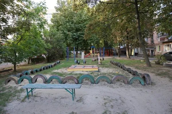 Зони паркінгу та відпочинку: на вулиці В’ячеслава Хурсенка в Луцьку ремонтуватимуть двір (фото)