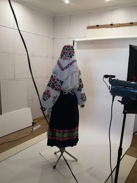На Волині внучка вишила національне весільне вбрання з ретрофото своєї бабусі (фото)