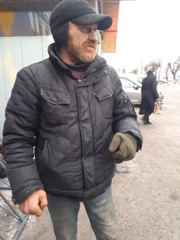 Кава – щоб зігрітись, горілка – щоб забути: як живеться луцькому безхатькові (фото)