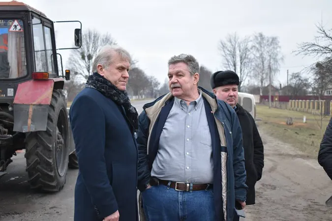 На Волині випробовують нову техніку для ремонту доріг (фото)