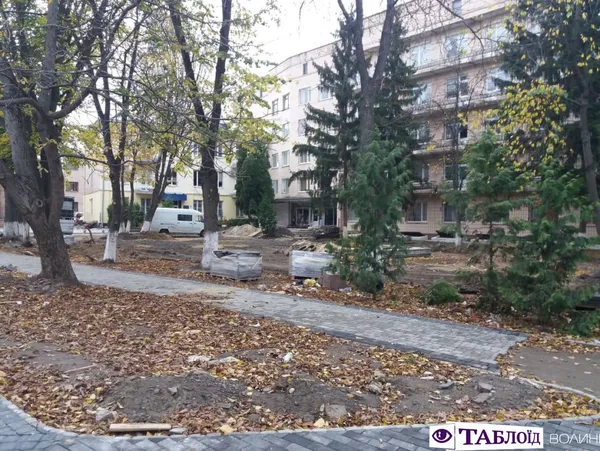 Мінімум бруківки, нові лавки та цікаві ліхтарі: реконструкція старого квіткового ринку (фото)
